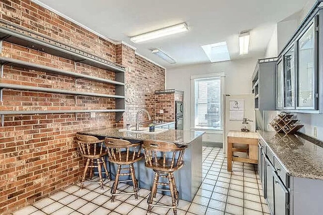 Building Photo - 3247 W 19th Ave