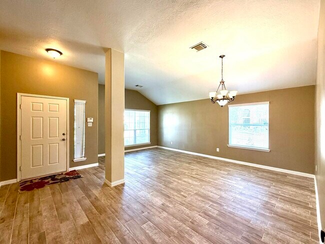 Building Photo - 10022 Driftwood Park Dr