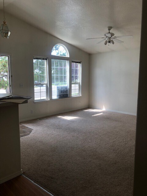 Building Photo - Available NOW! 3bed/2bath Home in Southeast Boise