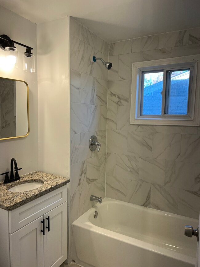 Building Photo - 136 Bowles St