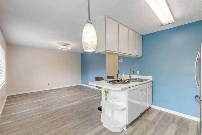 Building Photo - Spacious, sleek & central: 2Bedroom/2Bath condo in Daytona Beach!