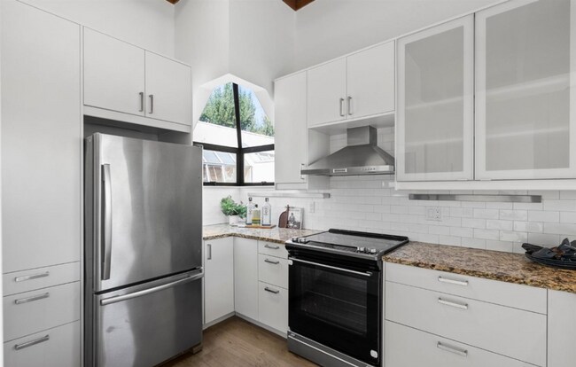 Building Photo - Charming Two Bedroom Condo in Mission Dolores - Please Contact for Showing Availability!
