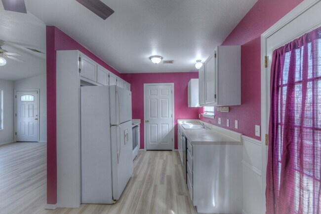 Building Photo - 1712 W 57th Pl