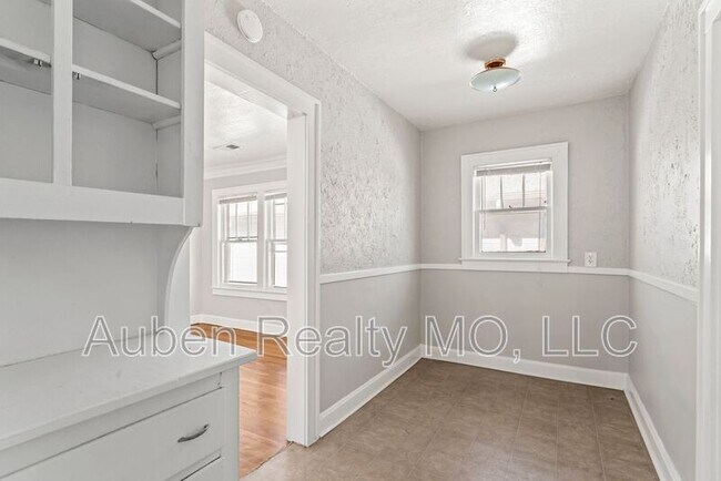 Building Photo - 5305 Charlotte St