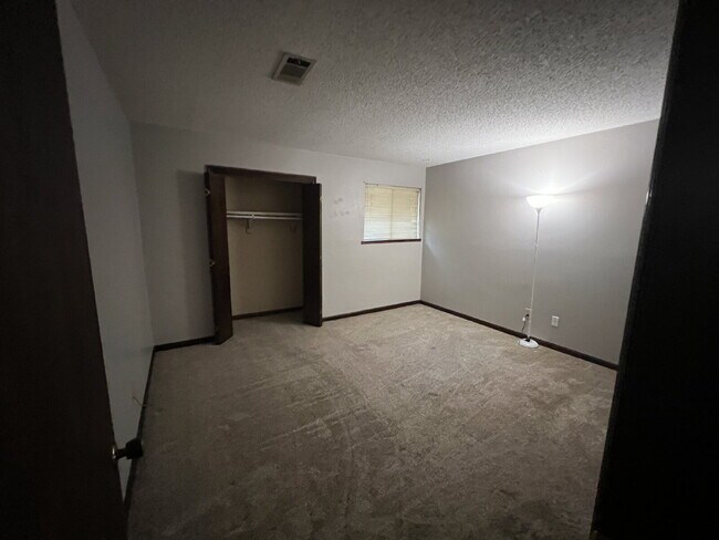 Building Photo - Large 2BD/ 2BTH with loft-Great Location