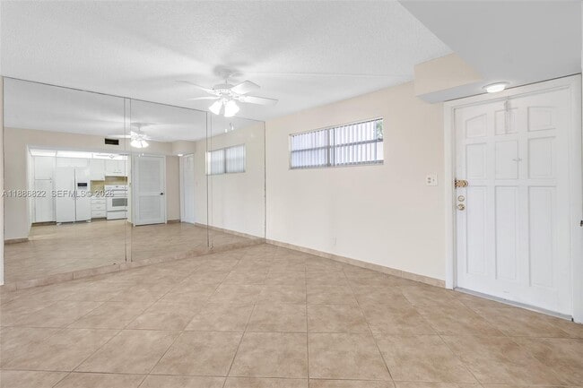 Building Photo - 9820 S Hollybrook Lake Dr