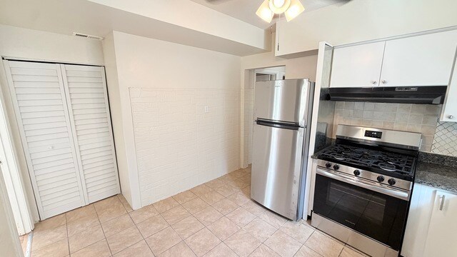 Building Photo - 5706 N Maplewood Ave