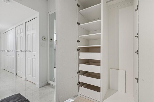 Building Photo - 540 Brickell Key Dr
