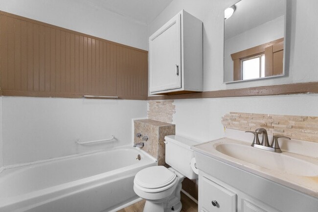 Building Photo - 2 Bed, 2 Bath Home – Prime Location Near F...
