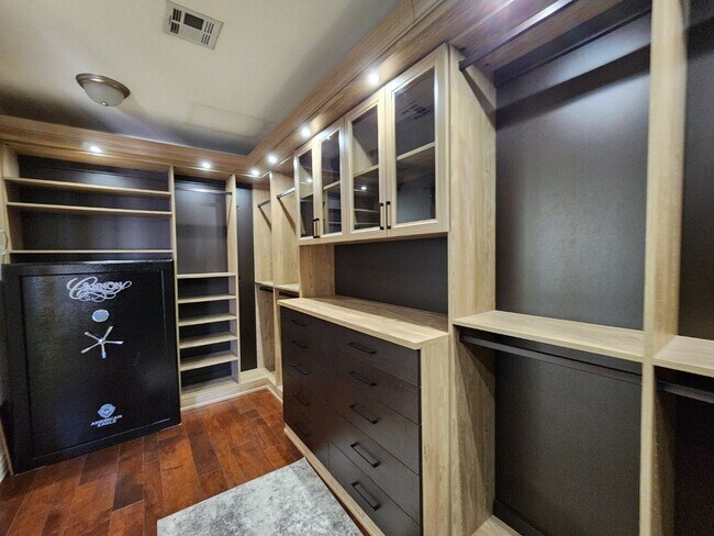 Building Photo - Beautifully Upgraded Southern Highlands Ga...