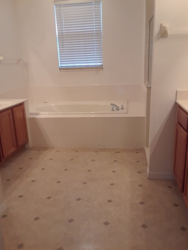 Building Photo - Spacious 4-Bedroom Pool Home with 3-Car Ga...