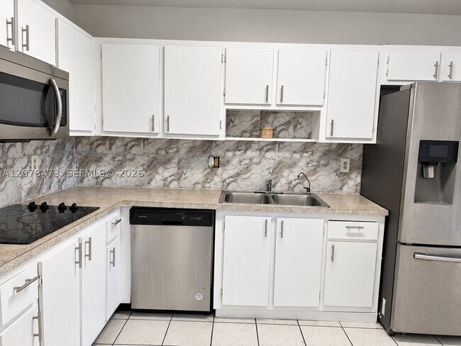Building Photo - 205 Lakeview Dr
