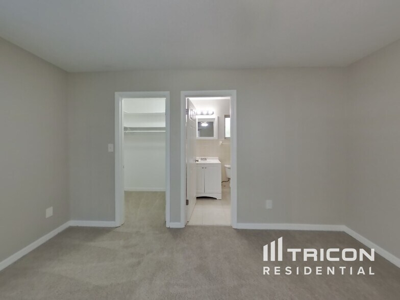 Building Photo - 227 Lochmond Dr