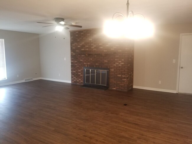 Building Photo - Sprawling Ranch, w/finished basement