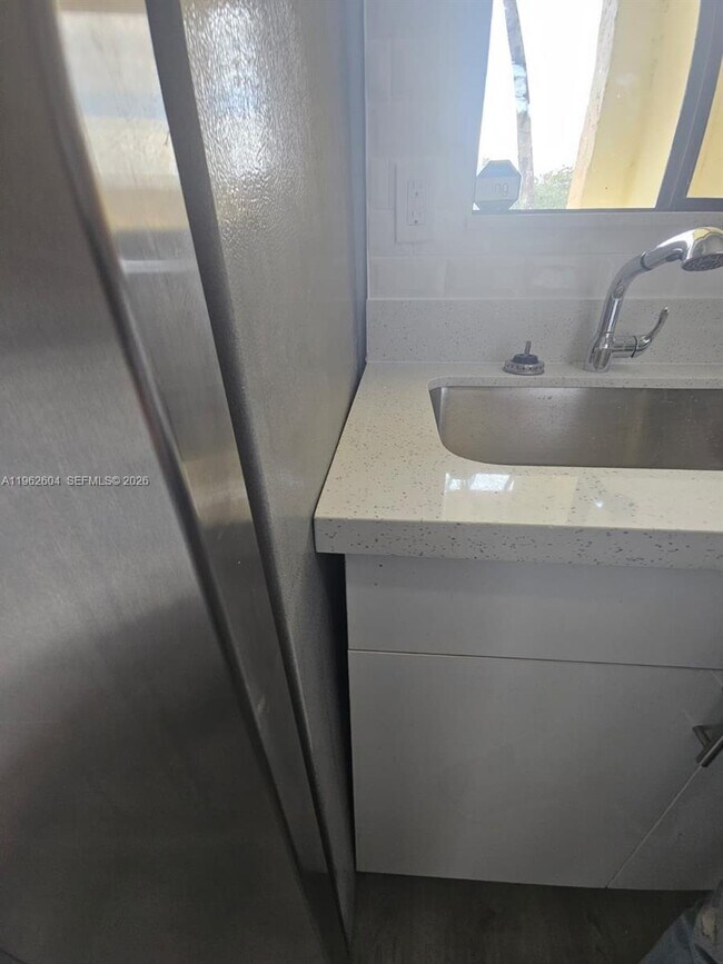 Building Photo - 177 Lakeview Dr