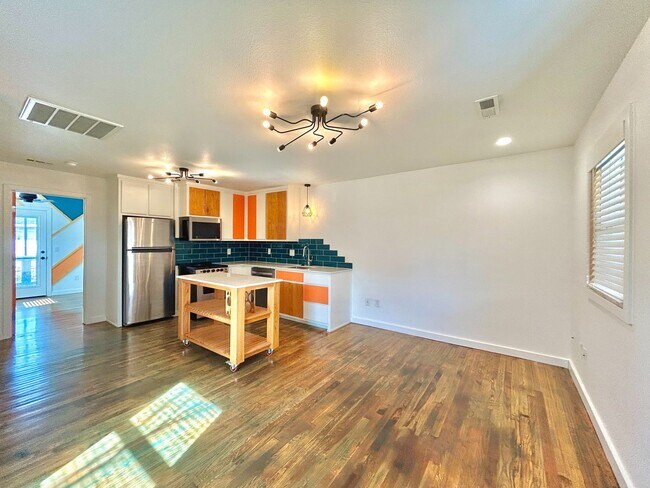 Building Photo - Pet-Friendly 1-Bedroom Apartment in Downtown Rogers –  Move-In Special!