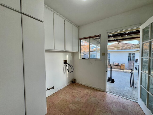 Building Photo - Three Bedroom, One Bathroom Temple City Ho...