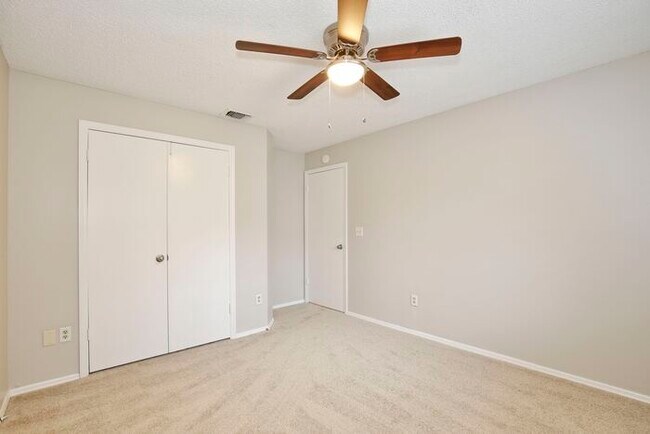 Building Photo - Spacious 4/3 Home with a Fenced Backyard and a 2 Car Garage in Hollowbrook - Winter Springs!