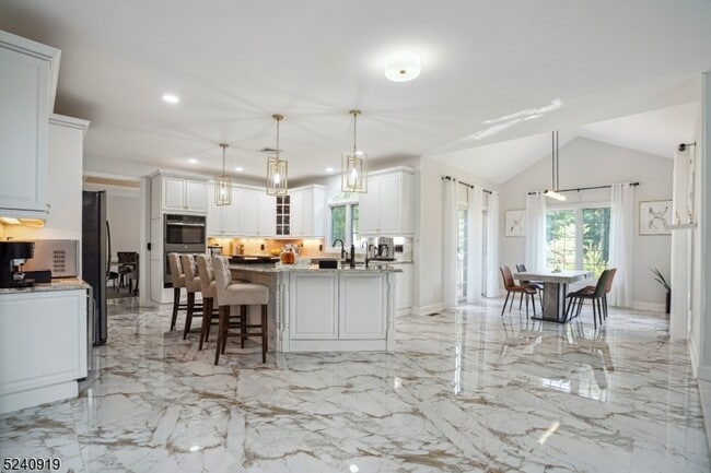 Building Photo - 22 Forest Hill Dr