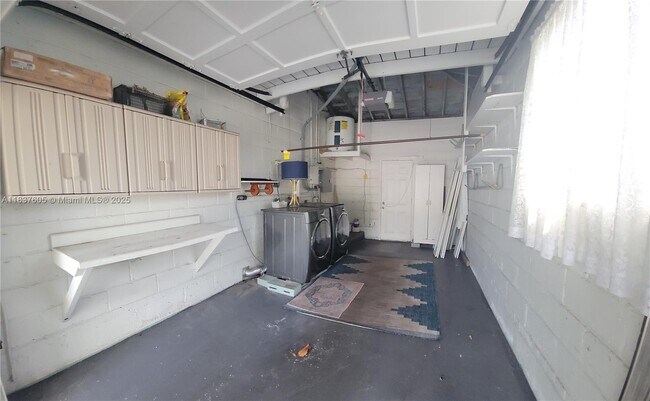 Building Photo - 828 NE 76th St