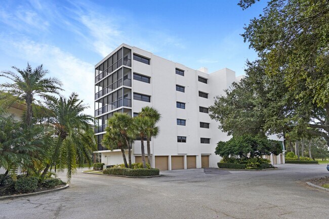 Building Photo - 2090 S Tamiami Trl