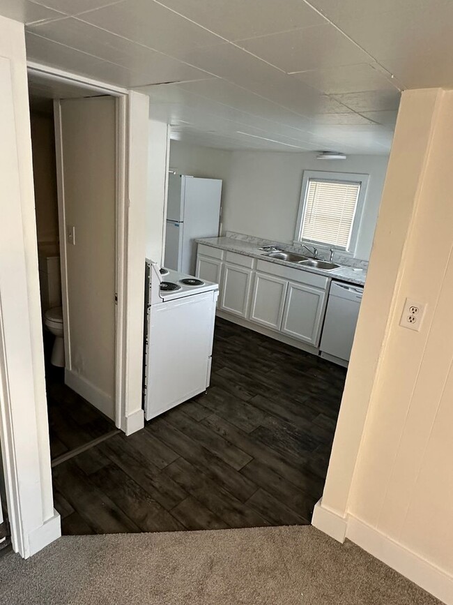 Building Photo - Newly remodeled 1 bed/1 bath home w/fenced...