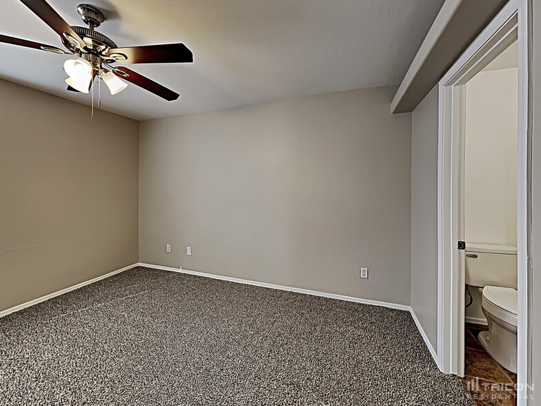Building Photo - 12929 W Laurel Ln