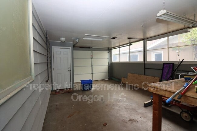 Building Photo - 1670 Yew St SE