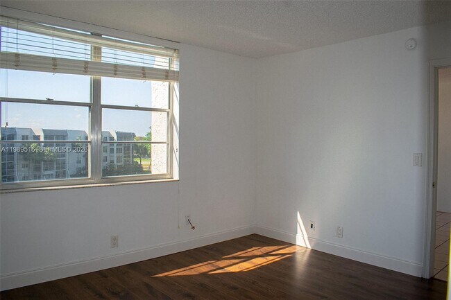 Building Photo - 9230 Lagoon Pl