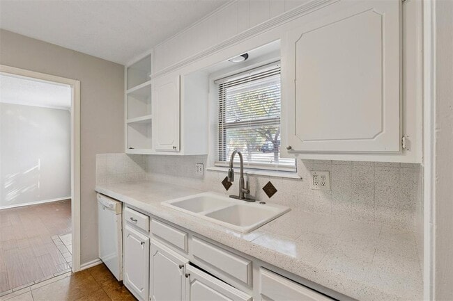 Building Photo - 645 Redstone Ave