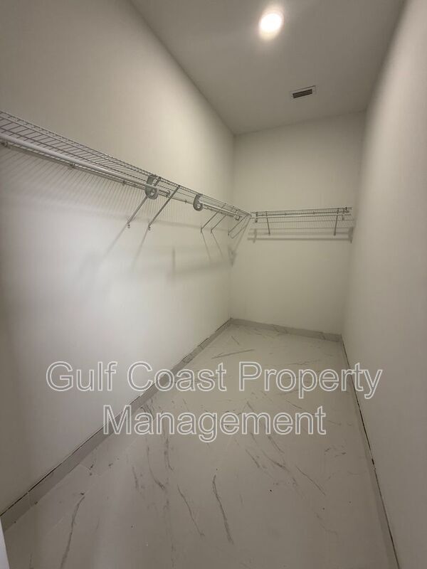 Building Photo - 2052 NE 18th Terrace