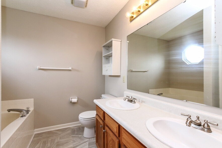 Building Photo - 47 W Flat Rock Dr