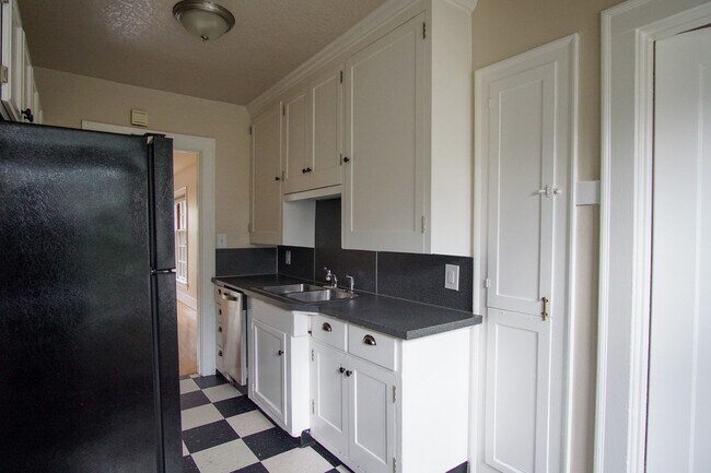 Building Photo - Awesome 1 Bedroom Flat By Laurelhurst Park...