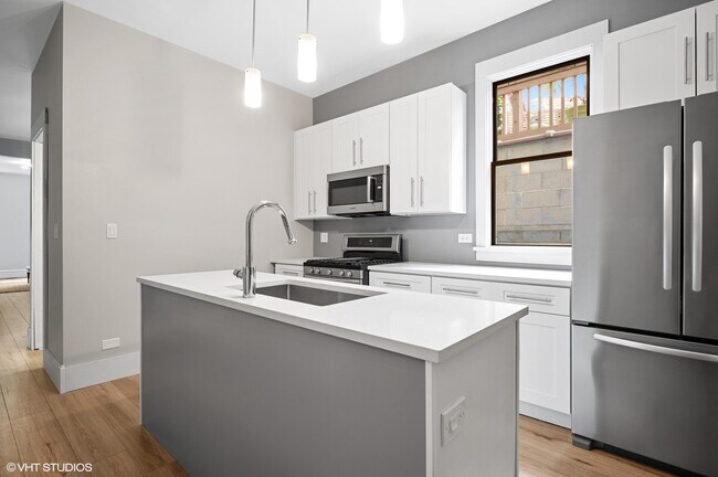 Building Photo - 3034 N Southport Ave