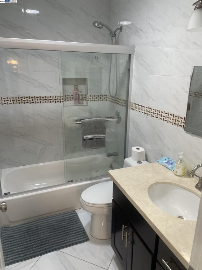 Building Photo - 586 39th Ave