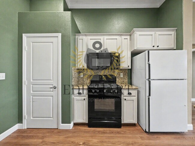 Building Photo - 818 S Apple Ave