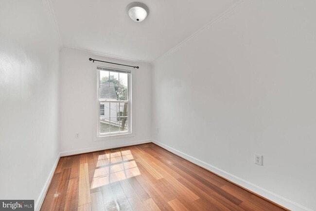 Building Photo - 2433 3rd St NE