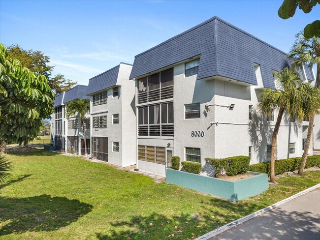 Building Photo - 8000 Lagos De Campo Blvd
