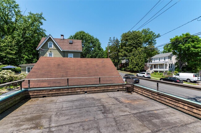 Building Photo - 326 N Broadway