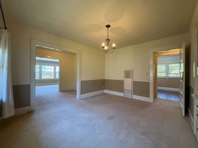 Building Photo - Fabulous Bankers Hill location 3 Bedroom Top-floor duplex unit