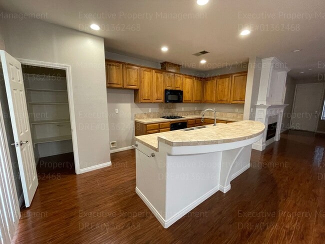 Building Photo - 4 bedrooms/ 2 bathrooms, with a patio.