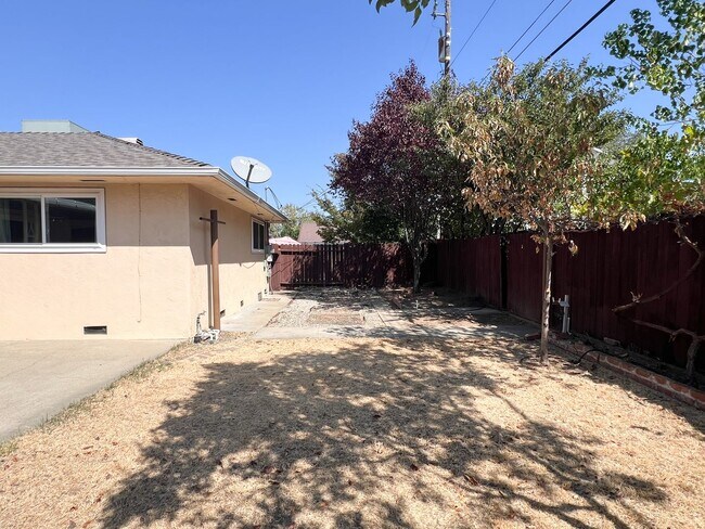 Building Photo - Tahoe Park Gem in Great Location!