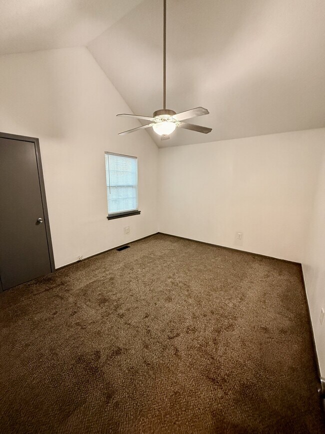 Building Photo - 209 NE Timbercreek Dr