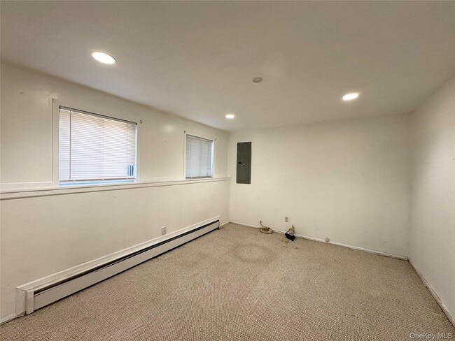 Building Photo - 3 Flower Ln