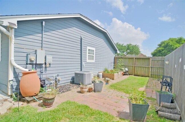 Building Photo - 11731 Bowie Dr