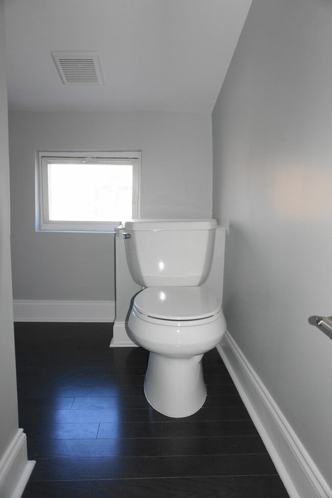 Building Photo - Newly Renovated End-of-Group Townhome in F...