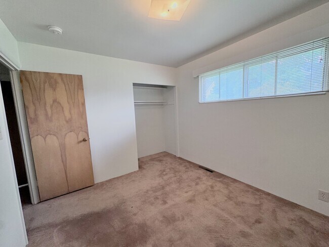 Building Photo - 501 E Sumac Ave