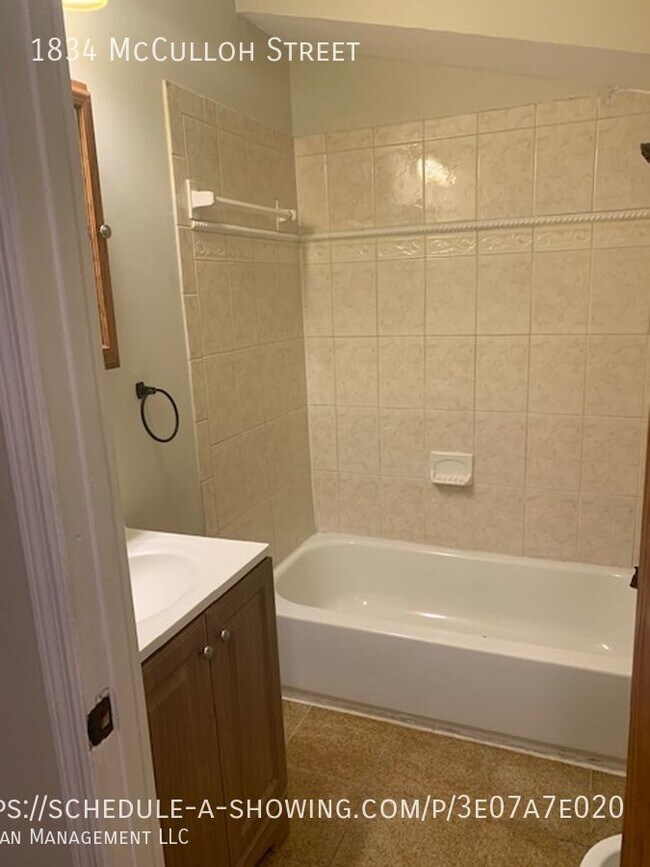 Building Photo - Enormous Rowhome in Madison Park - Close t...