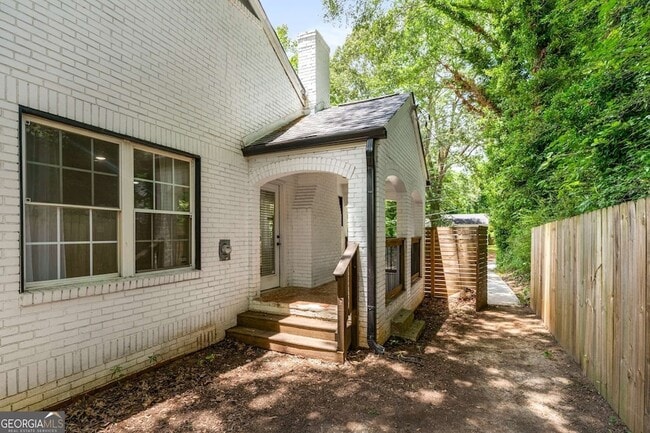 Building Photo - 345 Adelle St SE