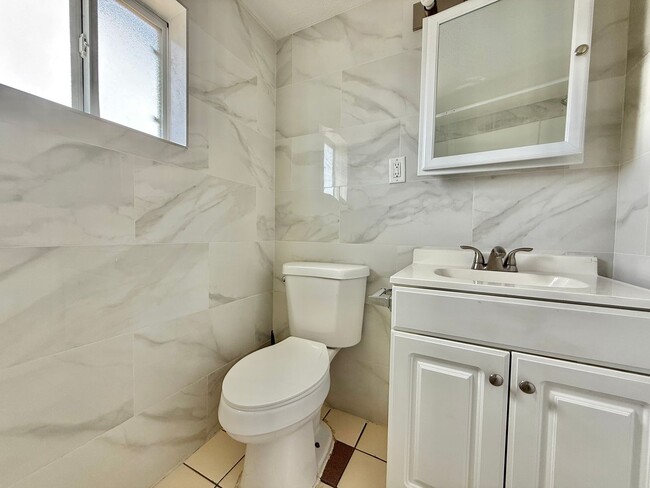 Building Photo - Charming 2-Bed Apartment – Well-Maintained...